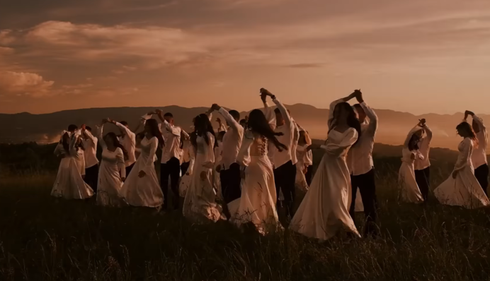 В Україні пройшли випускні та останні дзвоники: зворушливі відео з танцями школярів