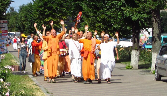 ​Скандал у Мукачеві: співробітники ТЦК затримали кришнаїтів та доставили до військкомату. Відео