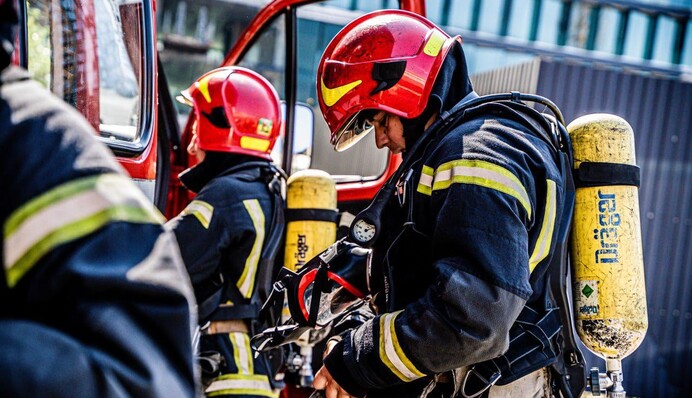 У Києві палала багатоповерхівка, постраждали діти. Фото
