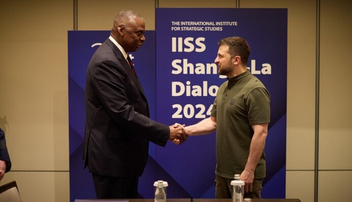 ​Коаліція F-16, ППО і потреби ЗСУ: Зеленський зустрівся з главою Пентагону в Сінгапурі