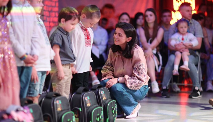 У Запоріжжі дітям помпезно вручили вживані планшети: очільниця міста виправдалася