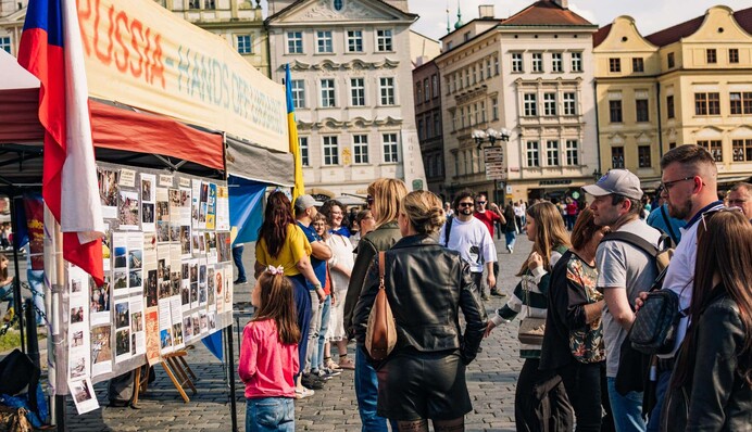 ​В Празі росіяни побили українських і чеських волонтерів. Фото і відео 18+
