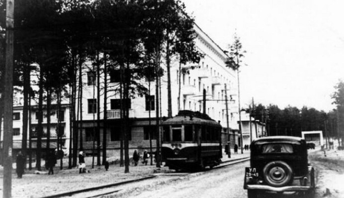 Наче казковий будинок у дикому лісі: як виглядав Дарницький залізничний вокзал сто років тому. Фото