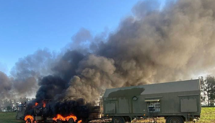 Вибух і потужна пожежа: у Росії спалахнув склад з боєприпасами, поранені військові. Видовищні фото