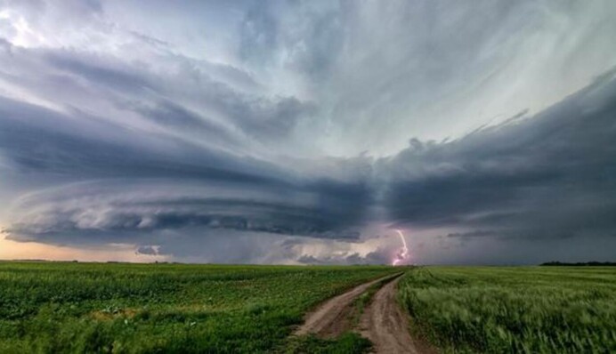 Украину накроют грозы с градом: прогноз синоптиков на вторник