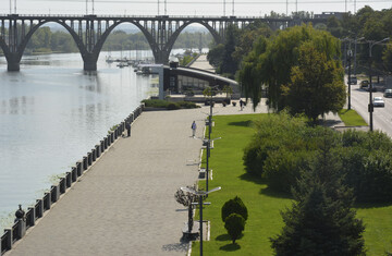 Beach, yachts, and a lot of vacationers: how the embankment in Kyiv looked like in the last century. Photo