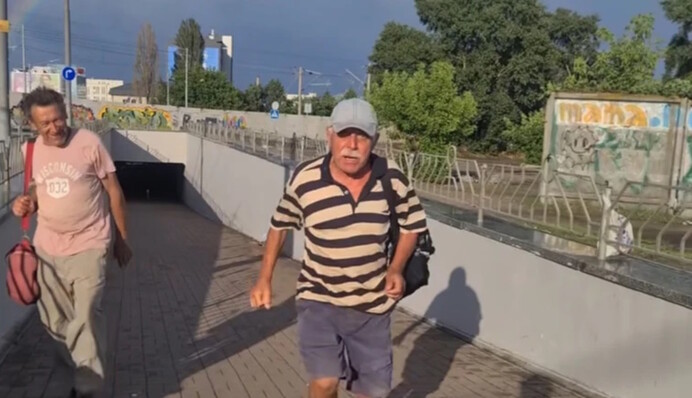 Насміхались і погрожували: у Києві проросійські чоловіки напали на волонтерку