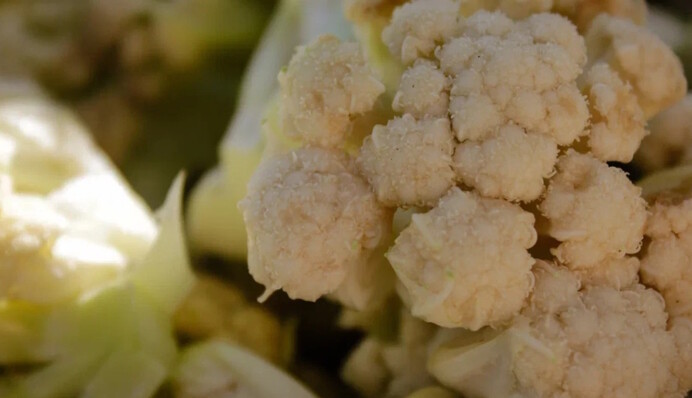Навіщо господині б’ють цвітну капусту об стіл: хитрий лайфхак