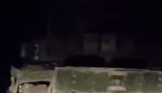 В России пьяные военные на танке раздавили автомобиль с людьми: ужасное видео