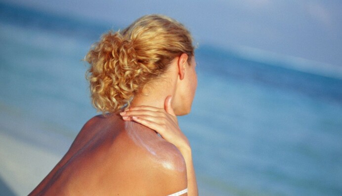 Чи потрібно людям із засмаглою шкірою наносити сонцезахисний засіб: відповідь експертів