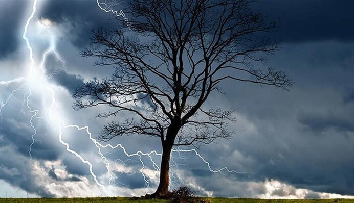 Удар блискавки в авто: що може зламатися і як діяти водію під час грози