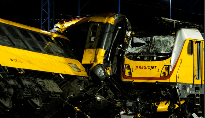 У Чехії - катастрофа з потягом, який прямував в Україну: є загиблі і багато поранених. Фото і відео