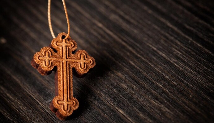 Как правильно носить нательный крестик: 5 советов и 5 мифов