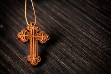 Как правильно носить нательный крестик: 5 советов и 5 мифов