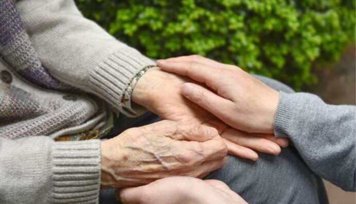 Відстрочка по догляду за батьками: як оформити і чи можна виїхати за кордон