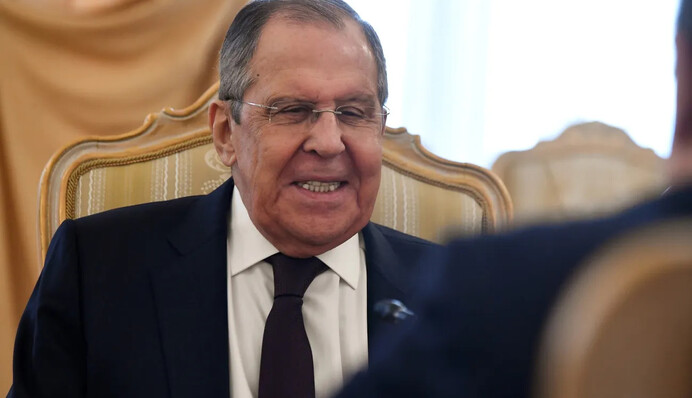 Тонко потролили: мережу повеселило вручення Лаврову у Африці Ордена Жеребця