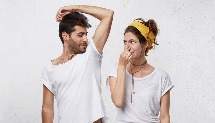 Можно ли вывести запах пота из одежды: простые и эффективные способы