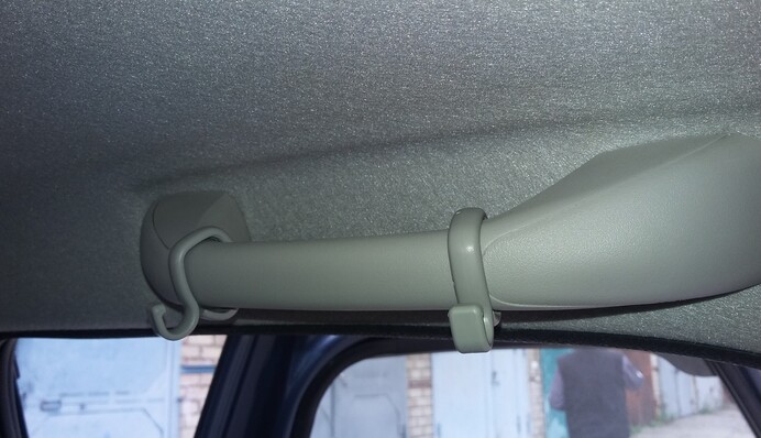 Зачем над дверью в салоне авто пластиковые крючки: большинство людей об этом не знает