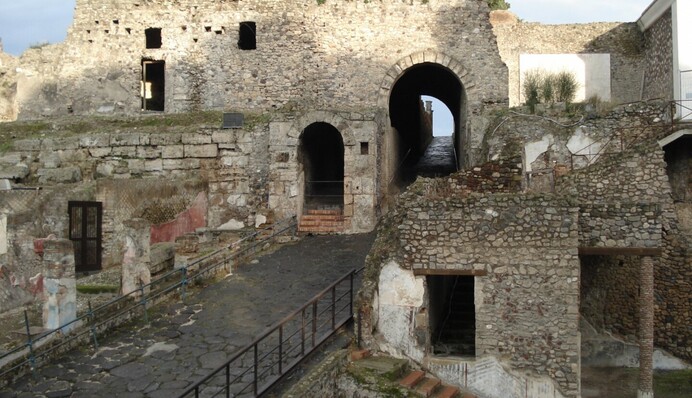 В Помпеях обнаружили редкую голубую комнату с впечатляющими фресками. Фото