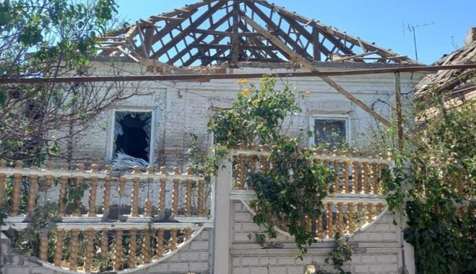 Россия обстреливала весь день Никопольский район: разбиты магазин, солнечные панели, гараж. Фото