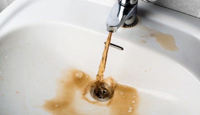 ​С крана бежит 