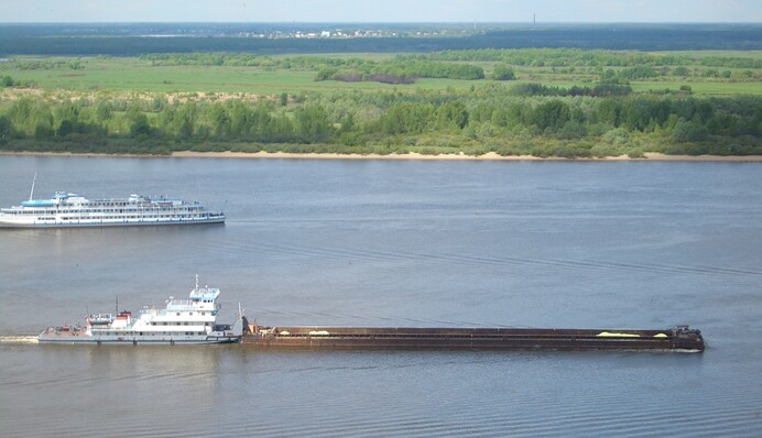 Дрони атакували російський буксир та баржу в Таганрозької затоці. Відео 18+