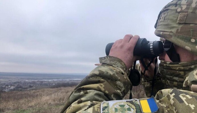 На Закарпатті вантажівка з військовими номерами прорвала кордон, втікачів затримали в Угорщині. Фото