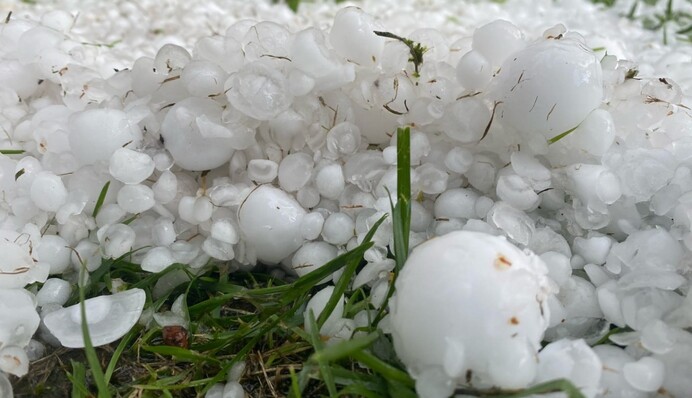 Зливи з градом, шквали і спека:  погода у вівторок розділить Україну  навпіл
