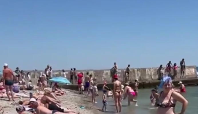 На пляжах яблоку негде упасть: как в Одессе отмечают открытие пляжного сезона. Фото и видео