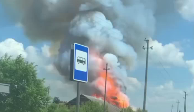 В Белгородской области горит и взрывается склад с боеприпасами: яркие кадры