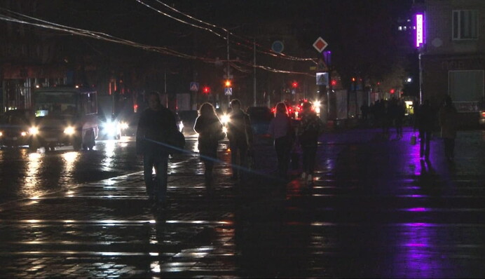 Как безопасно ездить на автомобиле во время отключения света: советы водителям