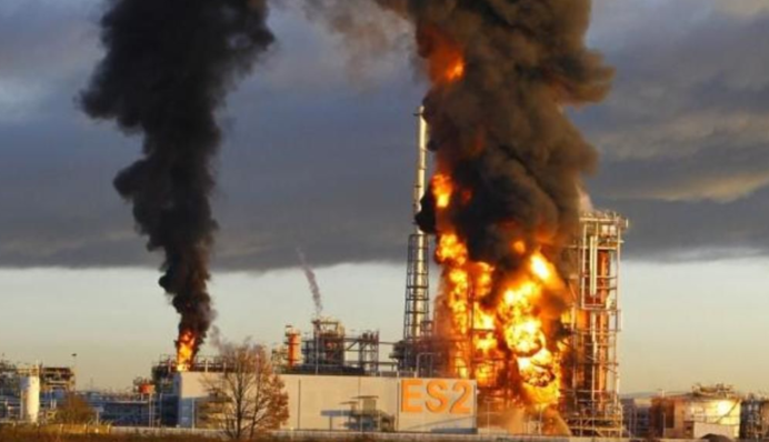 Силы обороны атаковали нефтезавод в России