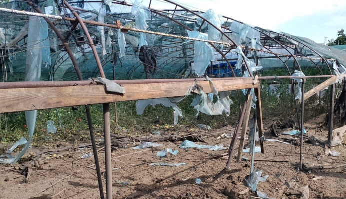 Россия ударила по Никополю: пострадала беременная женщина, повреждены медцентр, трактор, парники. Фото