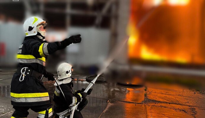 На Київщині спалахнула пожежа внаслідок ракетної атаки РФ. Фото