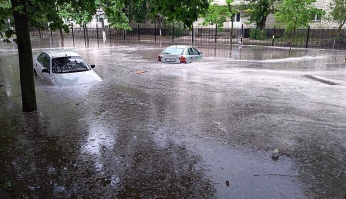 Київ пішов під воду після зливи, на дорогах справжній колапс. Відео