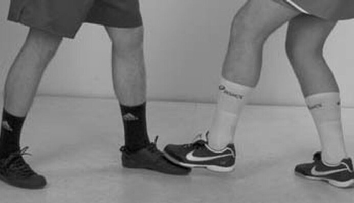 Что происходит, если наступить на ногу: популярные приметы