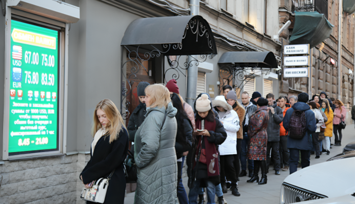 В Росії через нові санкції великі черги за валютою. Відео