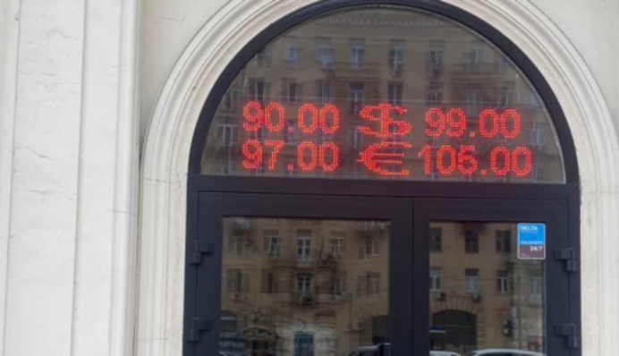 Россияне выстраиваются в очереди к обменникам еще до их открытия. Видео