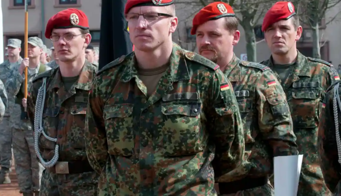 Німеччина готується до посилення війська: 18-річним хлопцям та дівчатам будуть надсилати листи