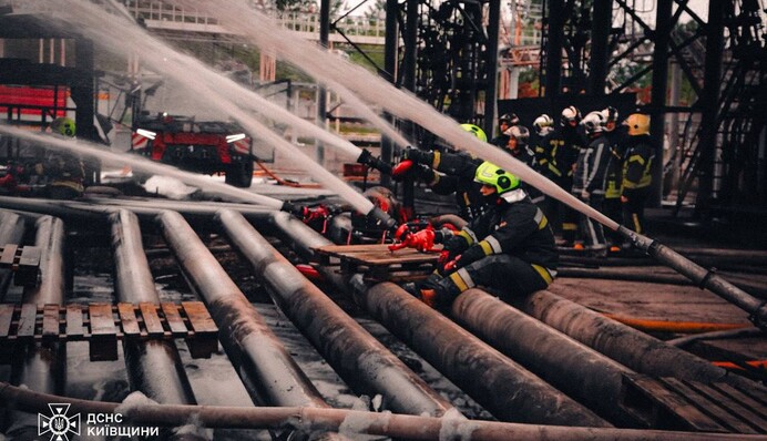 На Киевщине после прилета горит промышленный объект: спасатели работают третьи сутки