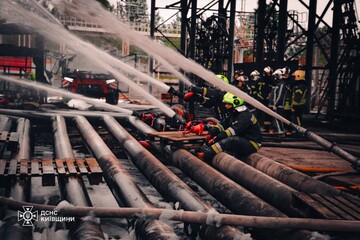 На Київщині після прильоту горить промисловий об'єкт: рятувальники працюють третю добу
