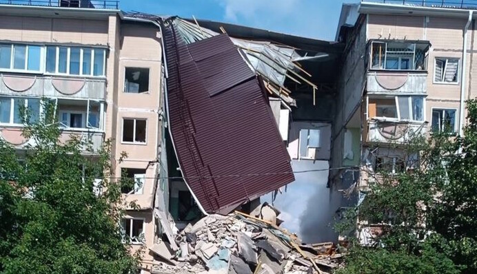 Месть врагу: в российском Шебекино в результате "прилета" обрушились подъезд дома. Видео