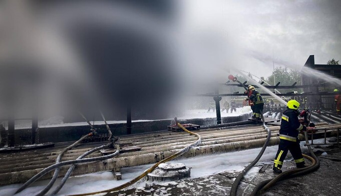 Горіло три доби: на Київщини загасили пожежу на місці ворожого удару. Фото
