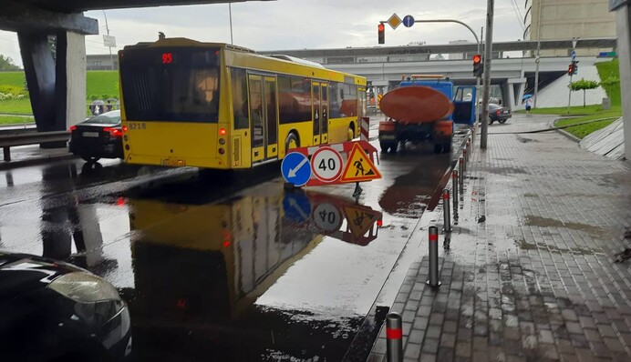 Смыло асфальт, свалило деревья: последствия мощного ливня в Киеве