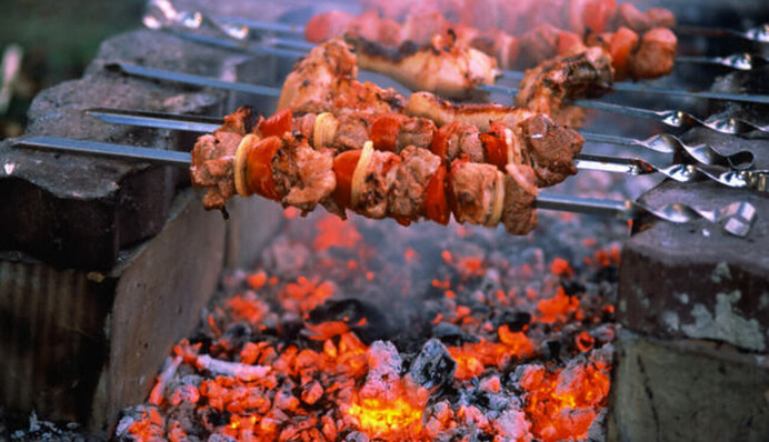 Могут быть опасными: какие дрова не подходят для шашлыков