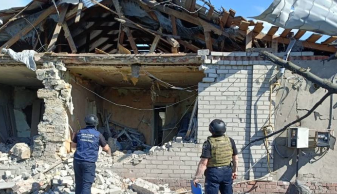 Пряме влучання у будинок: Росія завдала авіаудару по селу на Харківщині. Фото