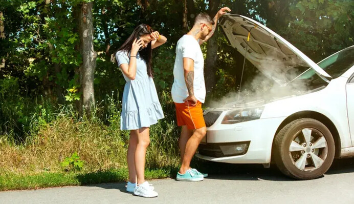 ​З-під капота пар і дивний запах: що робити у випадку перегріву двигуна