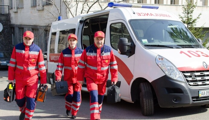 Поранено дитину і вагітну: на Харківщині росіяни обстріляли машину швидкої. Фото