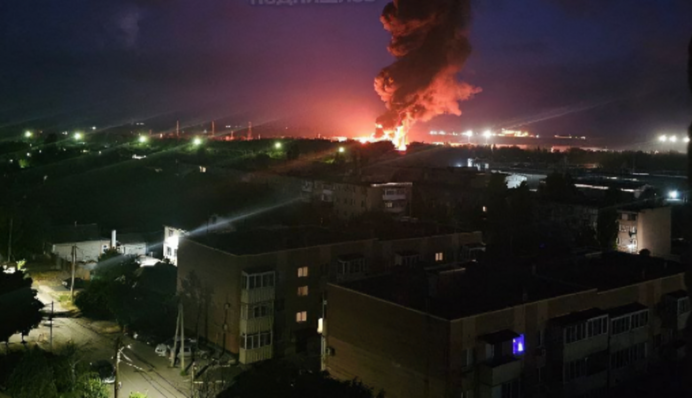 Дроны атаковали нефтебазу в российском Азове, загорелись резервуары с горючим