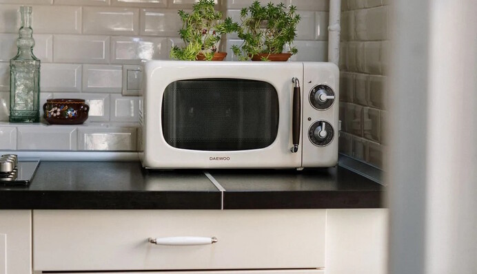 Выглядеть как новый: лайфхак по стирке полотенца в микроволновке